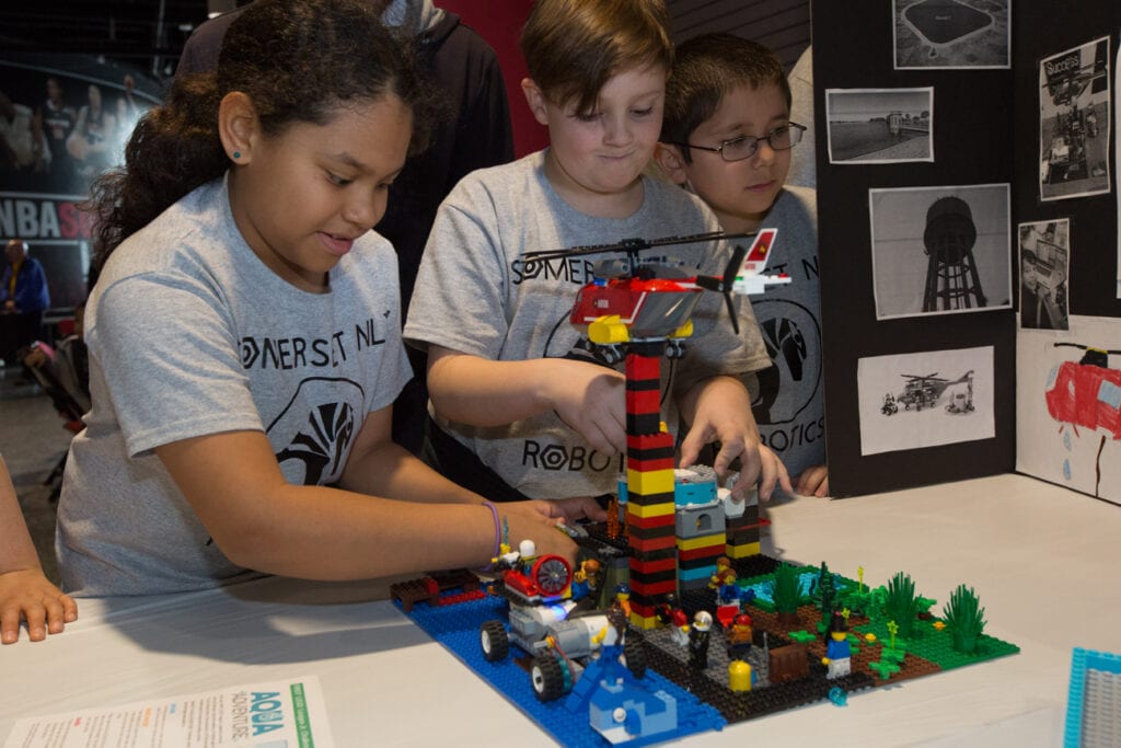 featured image showing kids building robots